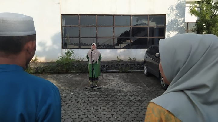 “Apel Senin Pagi Bappeda Provinsi Kepri, Pegawai Kenakan Baju Kurung dalam Rangka STQH