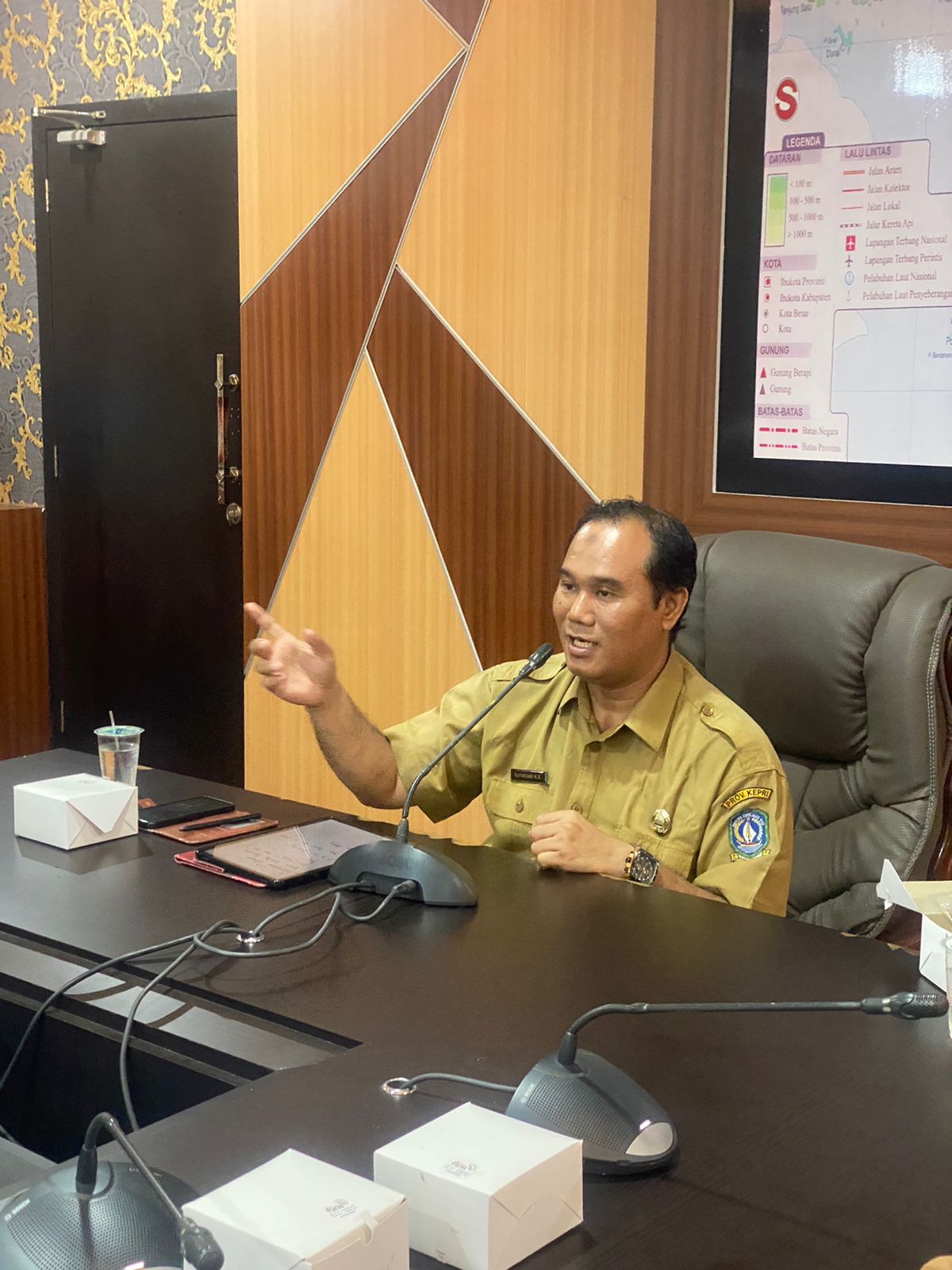 Kepala Bidang Riset dan Inovasi Daerah Bappeda Kepri, Raymond Rayendra Elven, S.Si, M.A., M.S.E memimpin Rapat Pendahuluan terkait Pengukuran Indeks Daya Saing Daerah (IDSD)