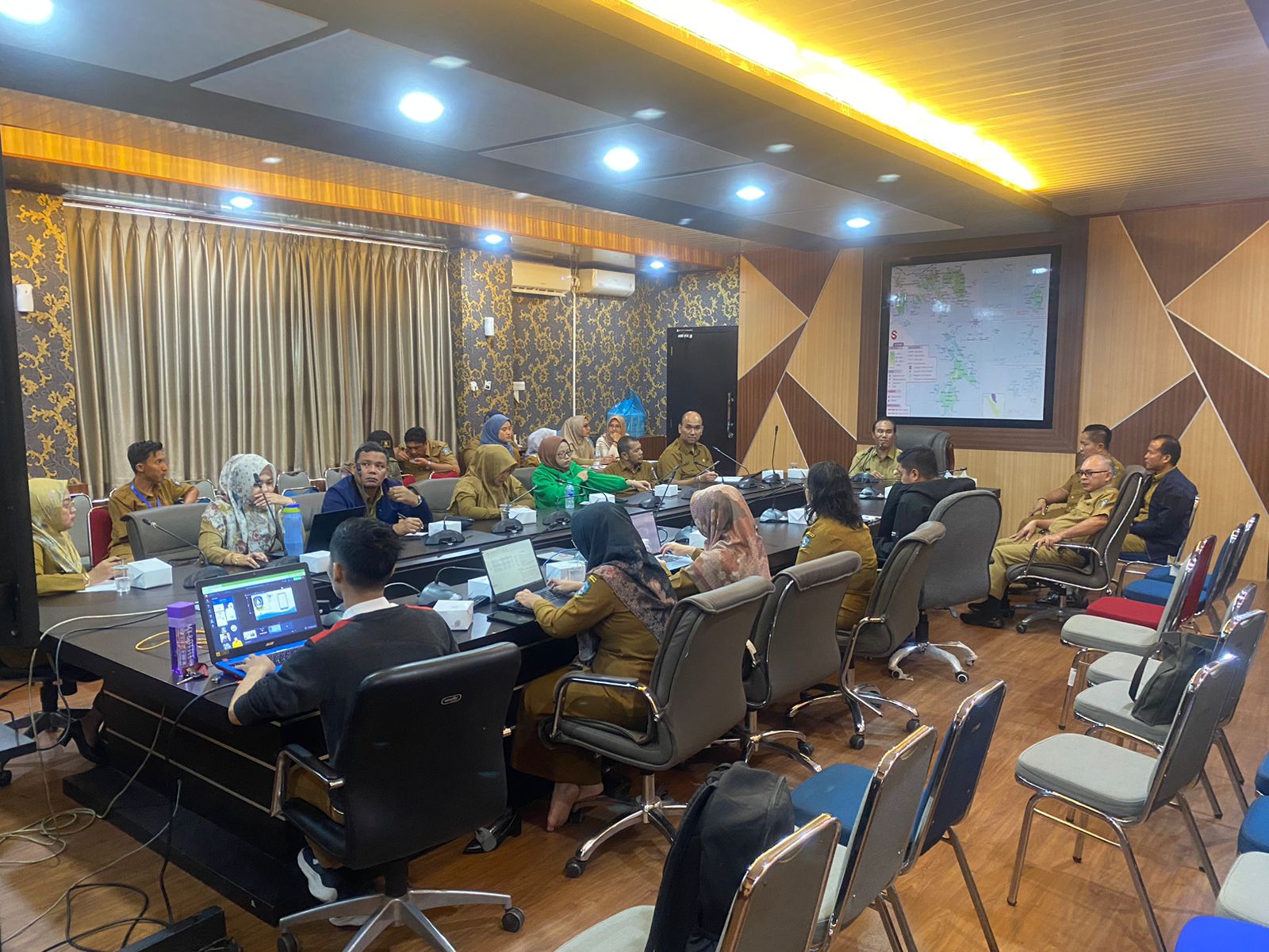 Tanjungpinang - Kepala Bidang Riset dan Inovasi Daerah Bappeda Kepri, Raymond Rayendra Elven, S.Si, M.A., M.S.E memimpin Rapat Pendahuluan terkait Pengukuran Indeks Daya Saing Daerah (IDSD), Senin (12/2) di Ruang Rapat Lt 3 Badan Perencanaan, Penelitian d