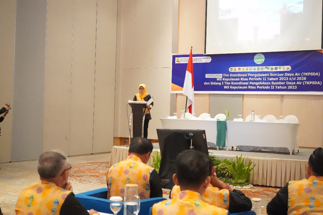 Kepala Badan Perencanaan, Penelitian, dan Pengembangan Provinsi Kepulauan Riau, Misni, S. KM., M. Si membuka secara resmi kegiatan Penetapan, Pembekalan dan Sidang I TKPSDA Wilayah Sungai Kepulauan Riau Periode II tahun 2023