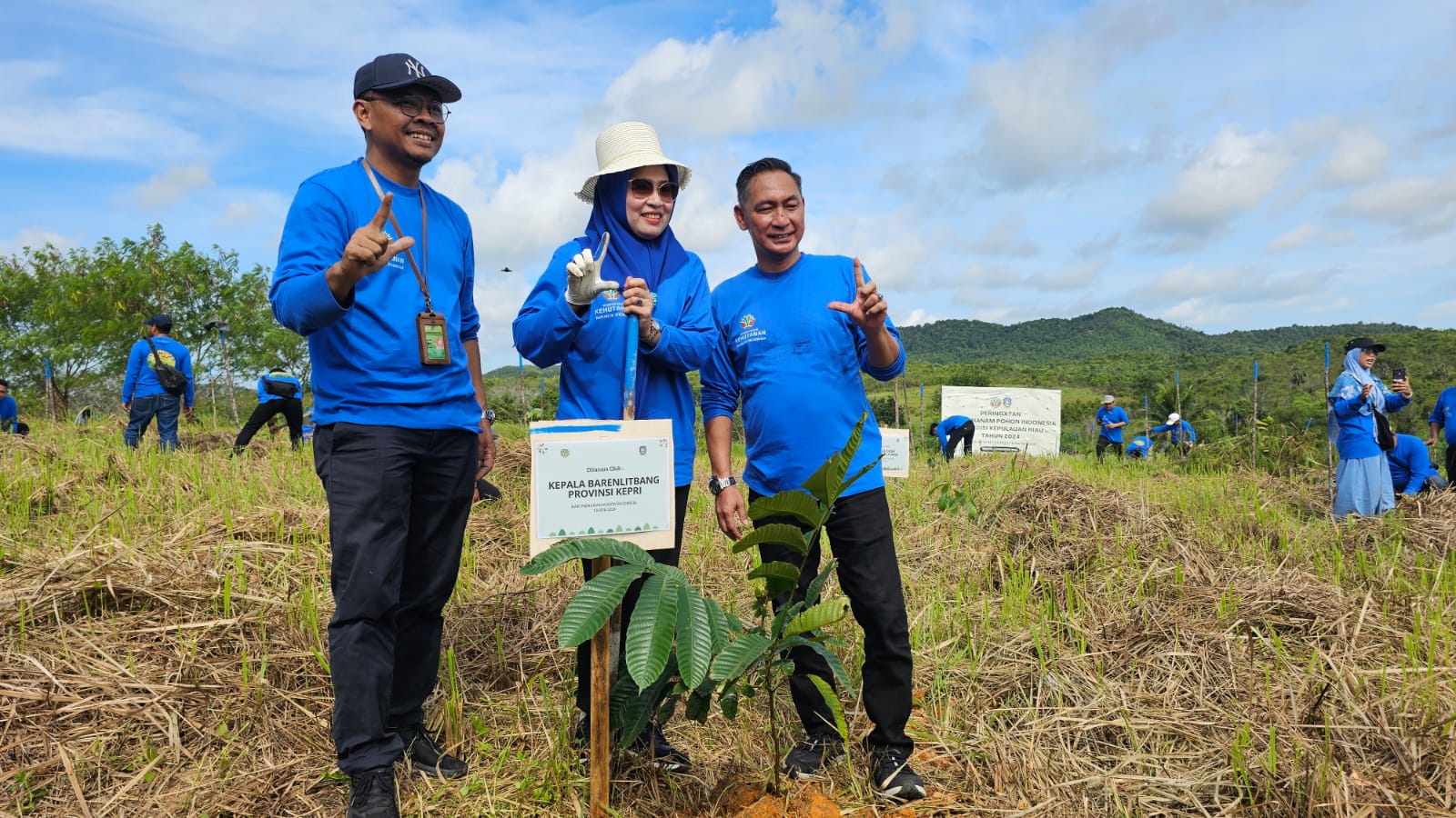 Kepala Badan Perencanaan, Penelitian, dan Pengembangan Provinsi Kepulauan Riaumenghadiri kegiatan Penanaman Pohon pada pelaksanaan Hari Menanam Pohon Indonesia (HMPI) Tahun 2024 di Provinsi Kepulauan Riau