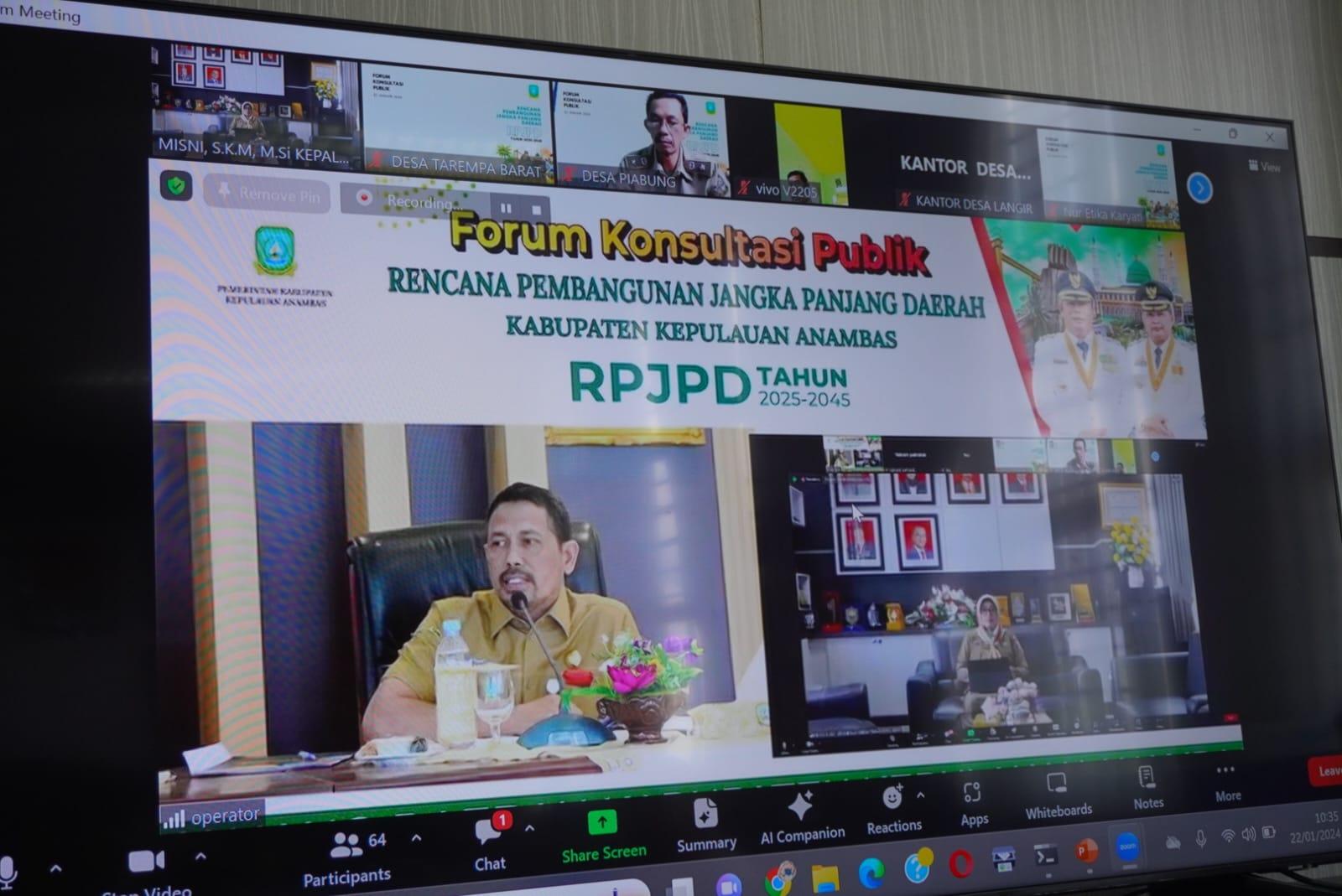 Kepala Badan Perencanaan, Penelitian, dan Pengembangan Provinsi Kepulauan Riau, menghadiri kegiatan Forum Konsultasi Publik RPJPD Kabupaten Kepulauan Anambas Tahun 2025-2045, Senin (22/1) melalui Vidio Conference di ruang kepala Bappeda Provinsi Kepri.