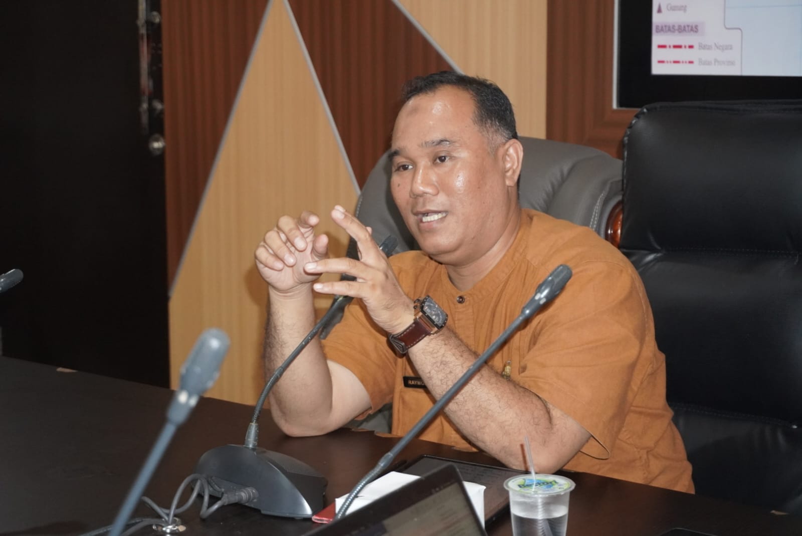 Kepala Bidang Riset dan Inovasi Daerah Bappeda Provinsi Kepri, Raymond Rayendra Elven, S.Si, M.A., M.S.E memimpin rapat Persiapan Pelaksanaan Penilaian Inovasi Daerah
