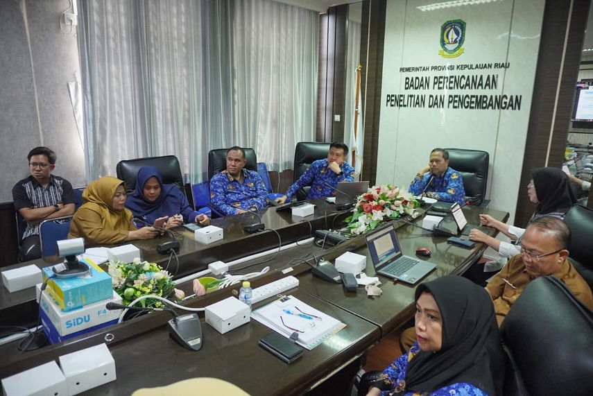 Tanjungpinang - Sekretaris Bappeda Kepri, Achmad Ardiansyah, S. TP., M. AP memimpin rapat Fasilitasi Konsultasi RKPD Pemerintah Kotak Batam dan Tanjungpinang, Senin (2/6) di ruang rapat lt 2 Bappeda Kepri, Dompak - Tanjungpinang.