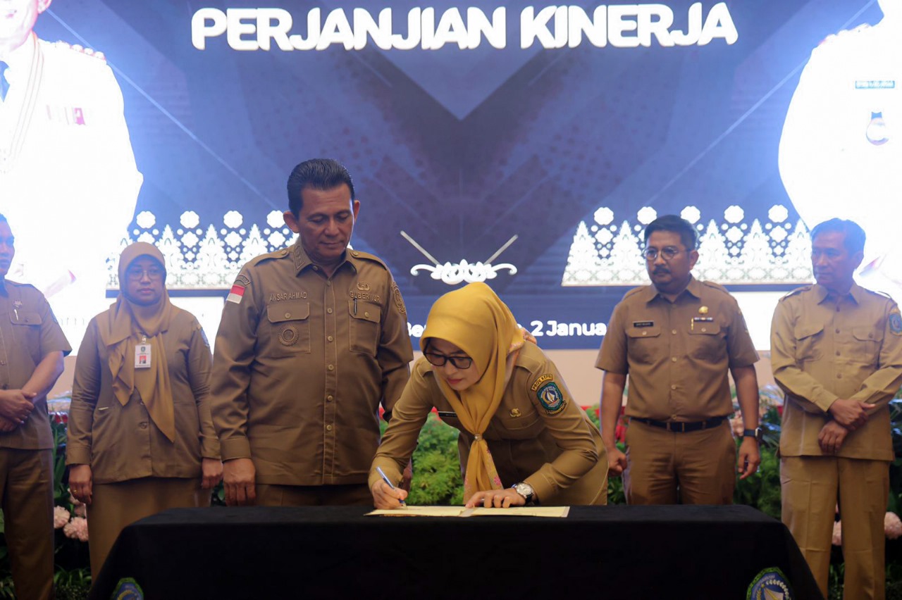 Gubernur Kepulauan Riau Ansar Ahmad, menyerahkan Dokumen Pelaksanaan Anggaran SKPD (DPA-SKPD) untuk APBD Tahun 2024.
